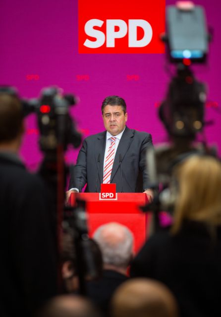 «Πράσινο φως» από τον πυρήνα του SPD σε επίσημες συνομιλίες με την Μέρκελ